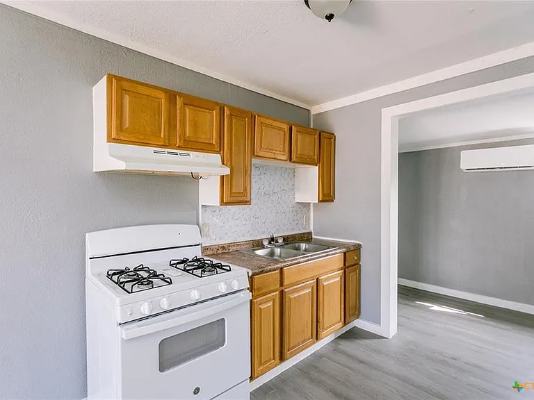 1002 Pine St — Photo 3