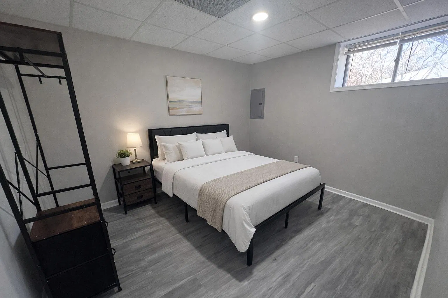 4 bed, 3.0 bath, 2200 sqft, $884 — Photo 1