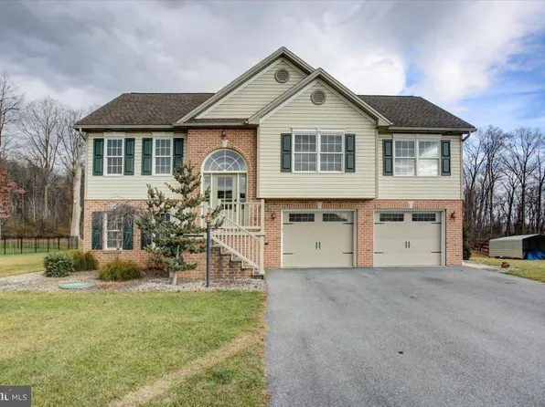 1745 Raven Dr, Chambersburg, PA 17202