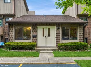 628 Forum Dr, Roselle, IL 60172