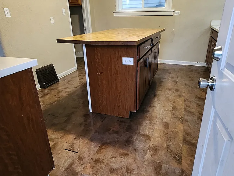 1522 Mott Ave — Photo 3