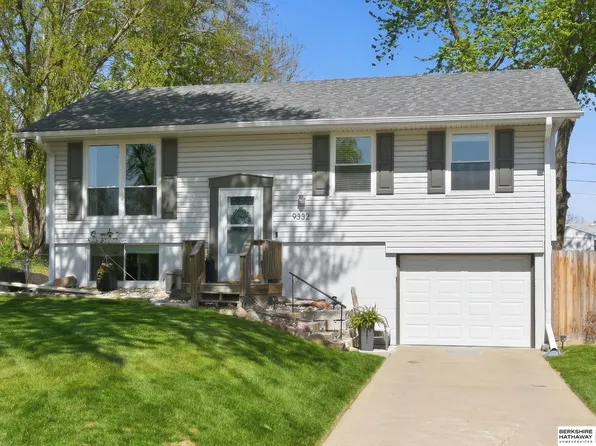 9332 Redman Cir, Omaha, NE 68134