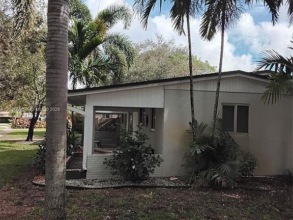 2nd image of 911 W Country Club Cir