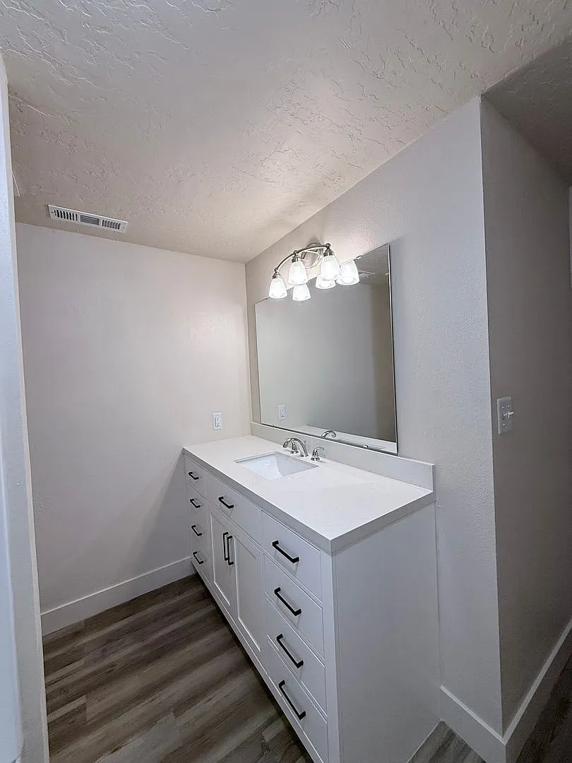 Just Like New! 2 Bedroom Condo! — Photo 3