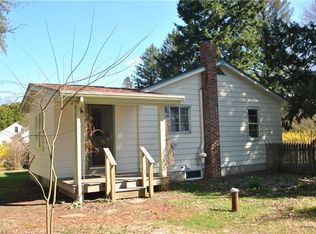 946 Schocalog Rd, Akron, OH 44320