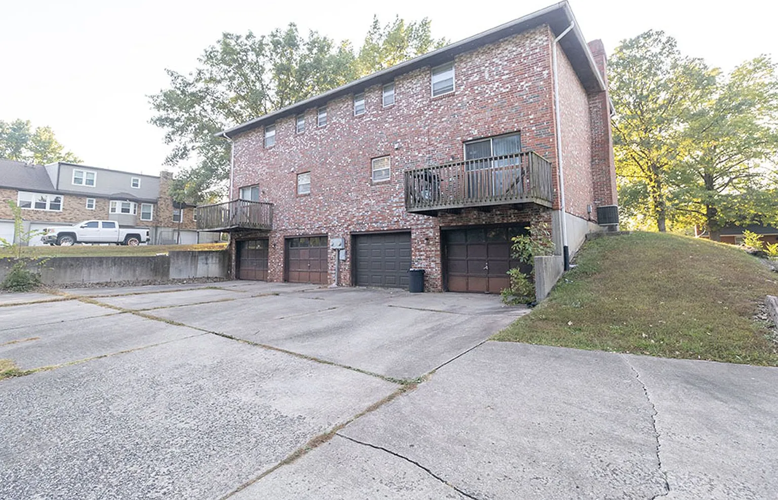 Southern Columbia Duplex (Two Car Garage) — Photo 3