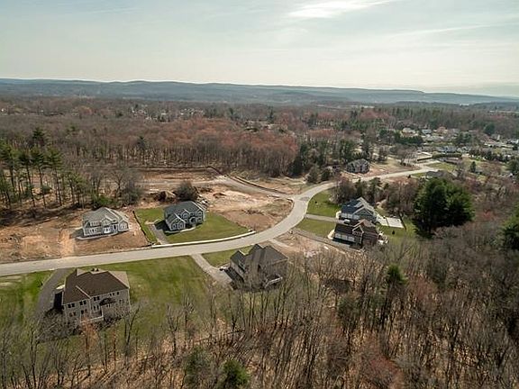5th image of 37 Hawthorne Ln