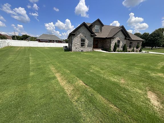 3rd image of 309 Honeysuckle Ln