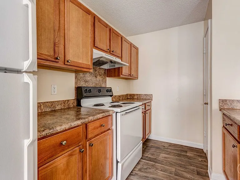 Britt Lake Apartments — Photo 26