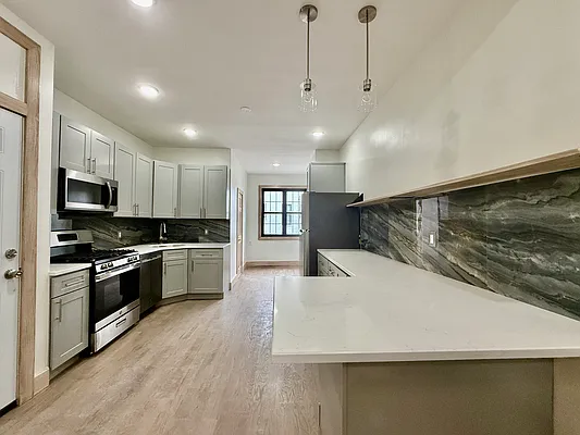 Rented by Capri Jet Realty Corp | media 1