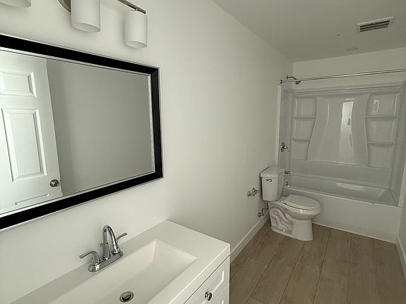 5th image of 10214 Omelveny Ave #10212