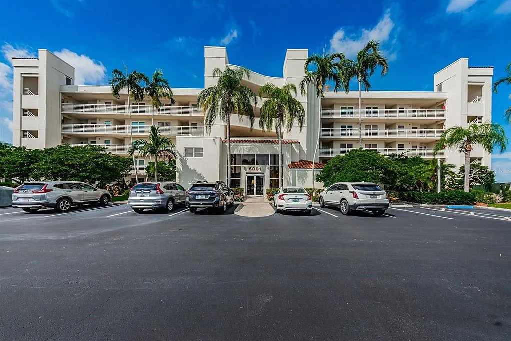 2 bed, 2.0 bath, 1080 sqft, $7,860 — Photo 2