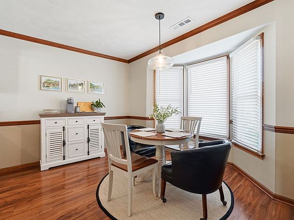 3rd image of 851 Sommerville Cres