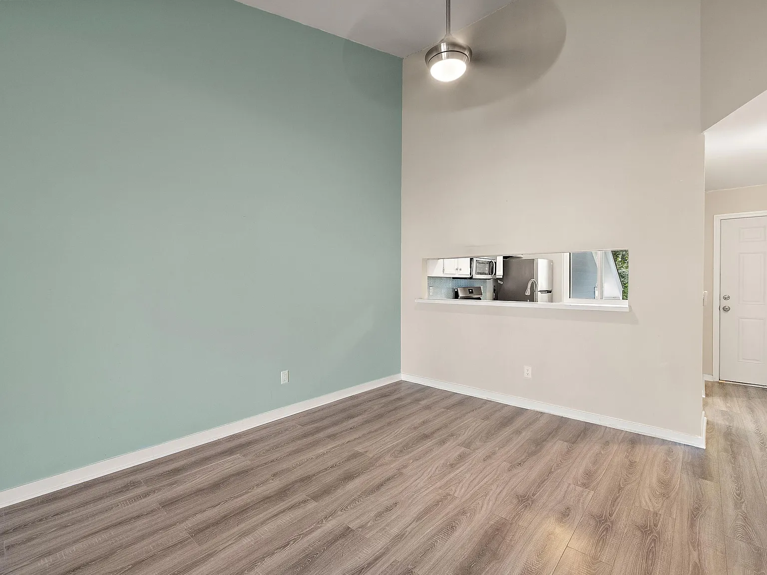 2 bed, 2.0 bath, 1052 sqft, $2,595 — Photo 3