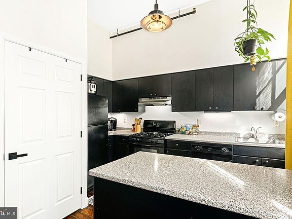 5th image of 36 S Strawberry St APT 27