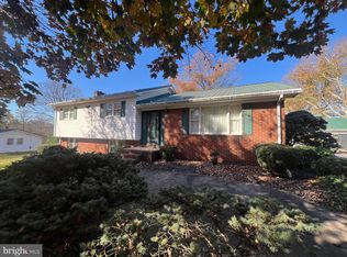 725 Henshaw Rd, Bunker Hill, WV 25413