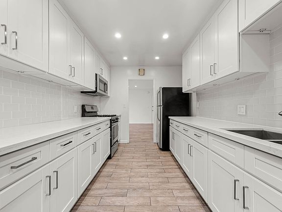4th image of 927 S Bedford St #302