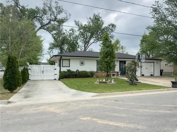 519 N 10th St, Rogers, AR 72756
