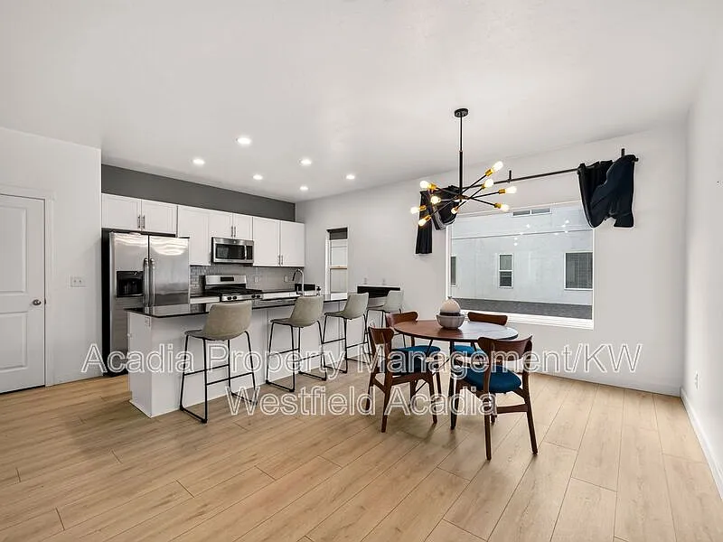 3 bed, 3.0 bath, 1800 sqft, $2,149 — Photo 3