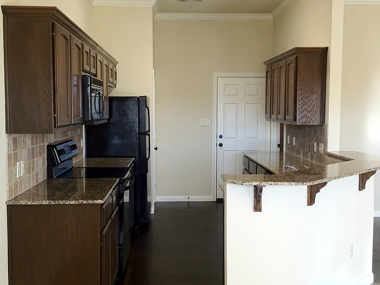 600 Monticello Cir — Photo 4