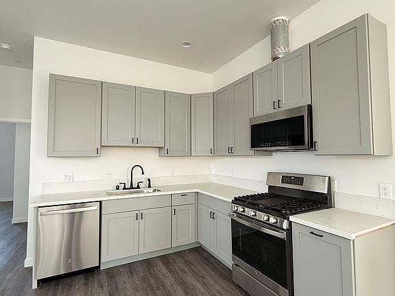 3rd image of 1831 N Ave