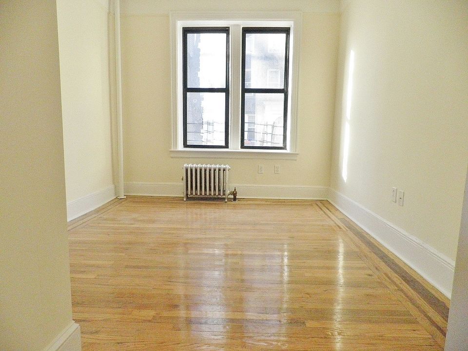 1st image of 2827 42nd St