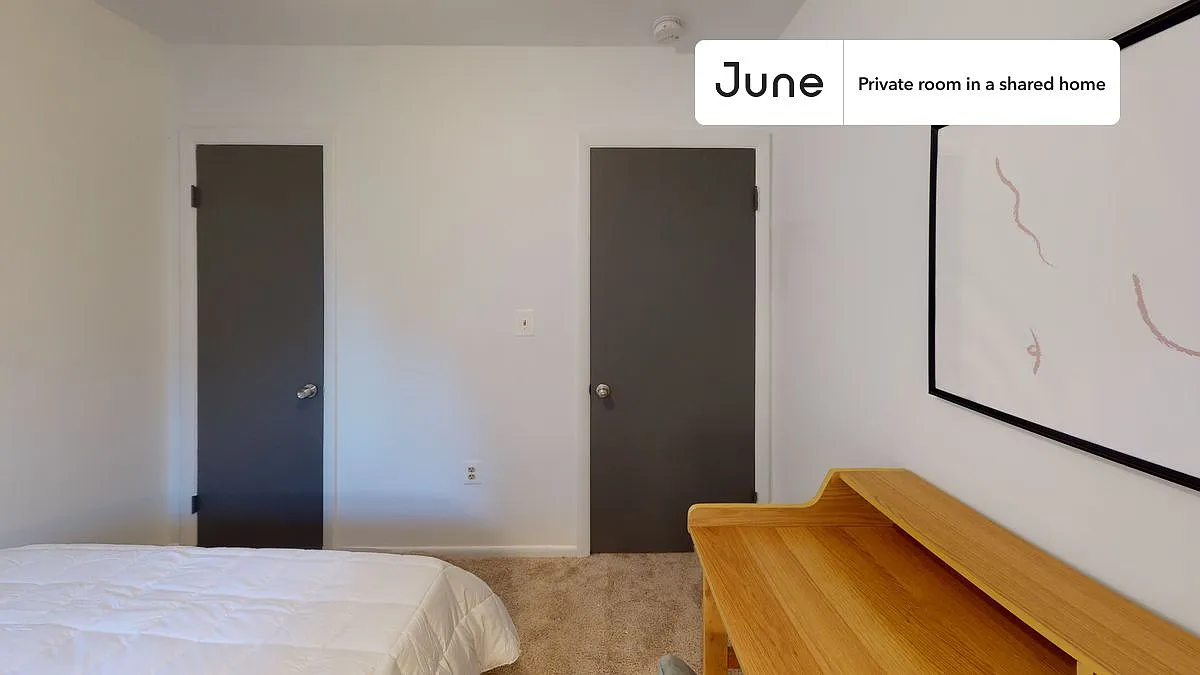 Full bedroom in 5 bed/2 bath home in Logan Circle #415 2C — Photo 3
