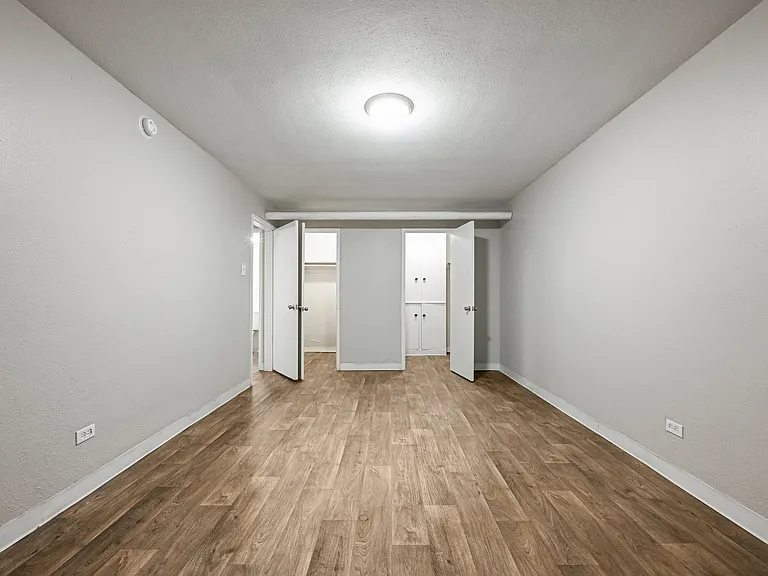 South Josephine Apartments — Photo 8