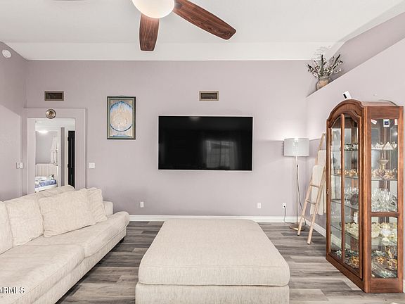 3rd image of 819 E AUDREY Lane