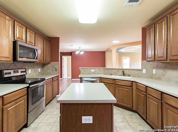 2nd image of 810 Magnolia Bnd
