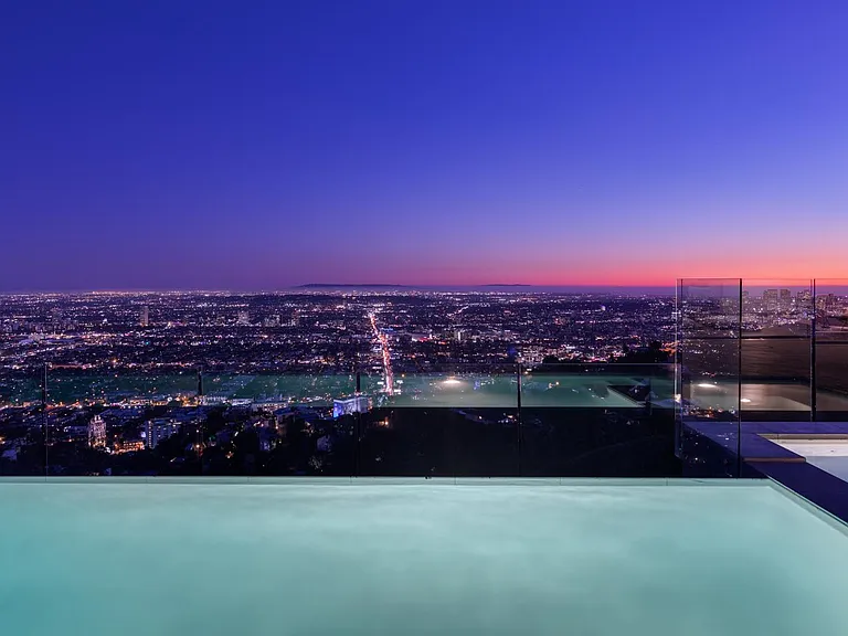 8476 Cole Crest Dr — Photo 2