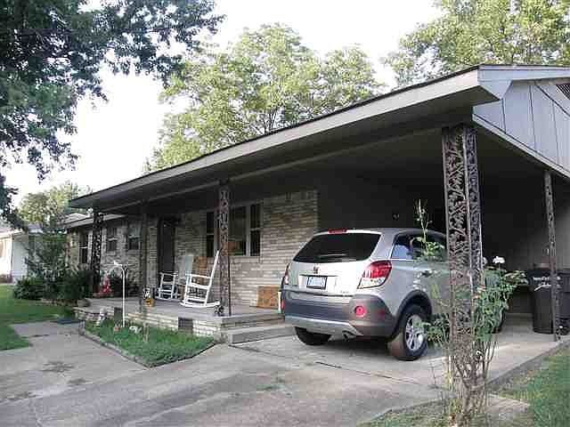 2nd image of 1005 Oakhurst Dr