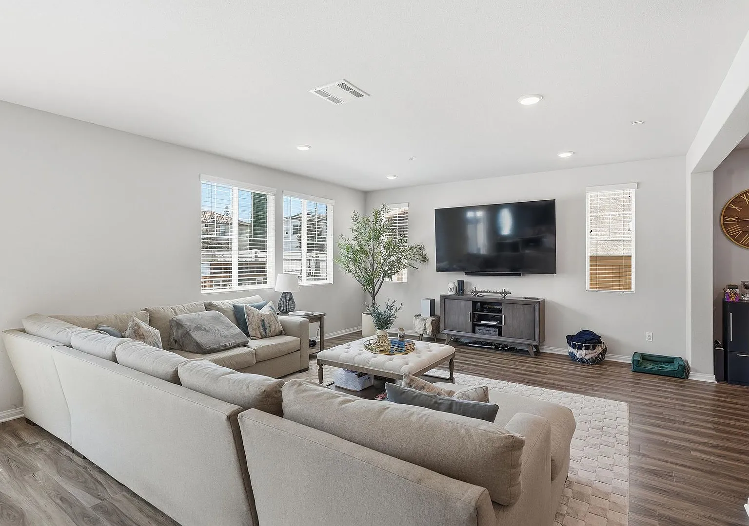 Gorgeous 2 Story Home in the Gated Oak Point Community in North Hills! — Photo 4