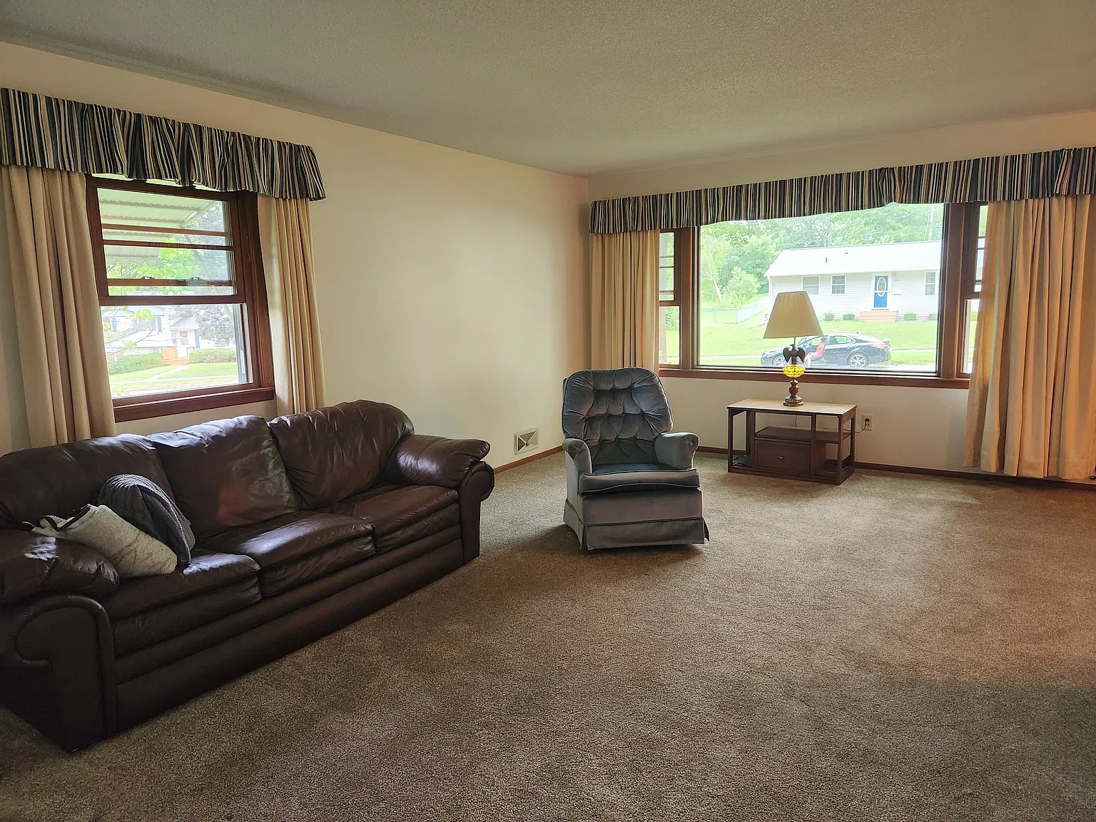 4 bed, 2.5 bath, 2400 sqft, $2,300 — Photo 4