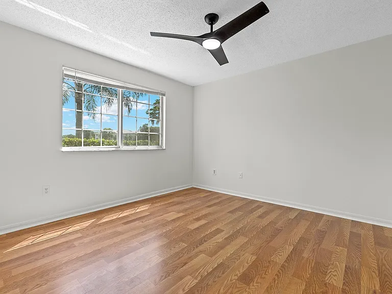 300 Crestwood Ct N #302 — Photo 14