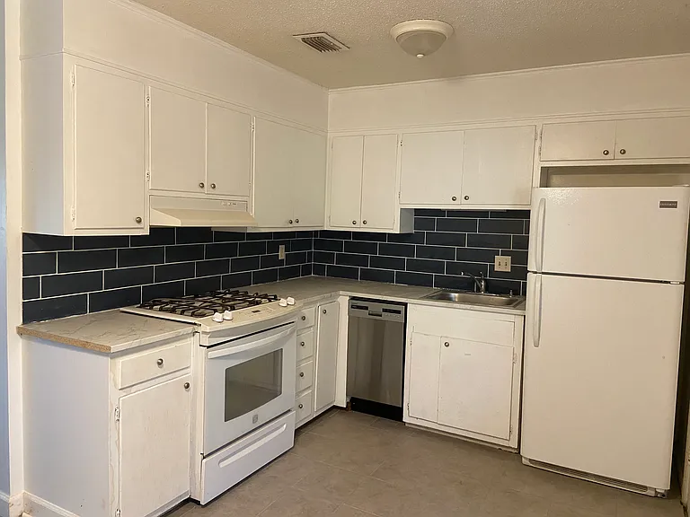 2404 Parkwood Dr — Photo 3