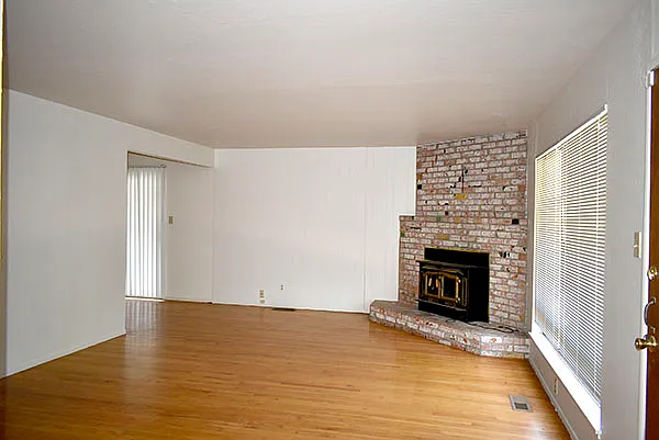 411 Clark Dr — Photo 4