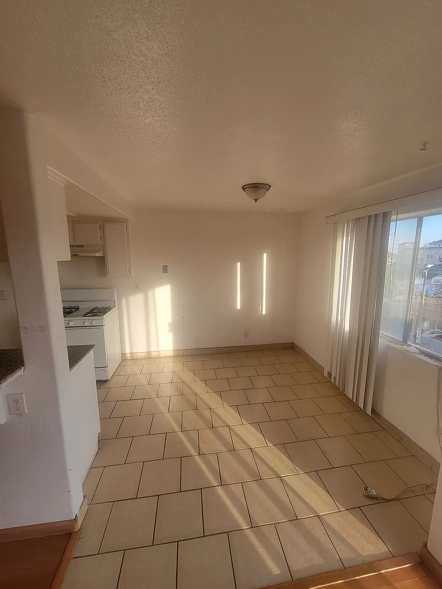 Dining area - 626 W 6th St #110