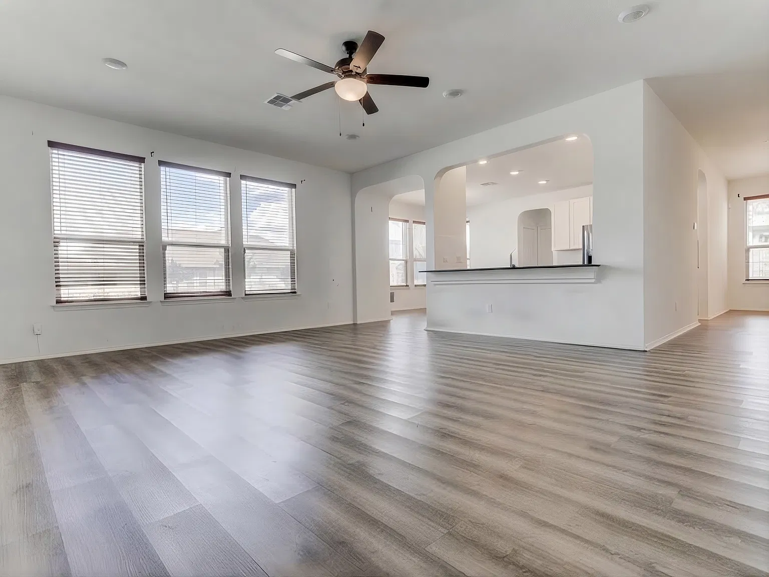 4 bed, 2.5 bath, 3401 sqft, $2,980 — Photo 3