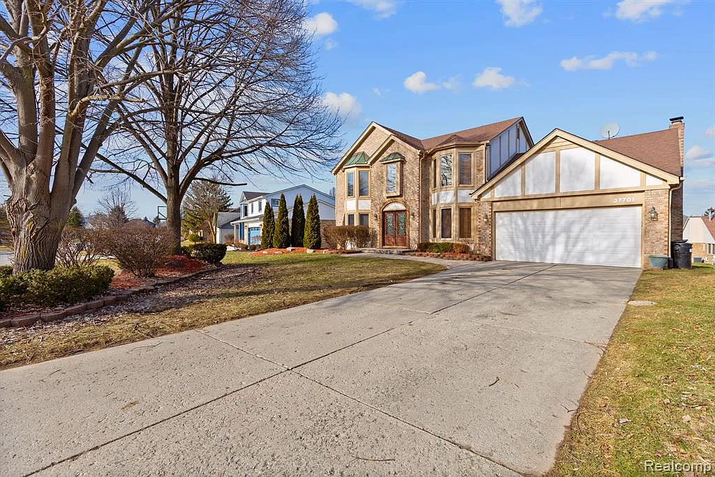 4 bed, 3.5 bath, 3340 sqft, $3,900 — Photo 3