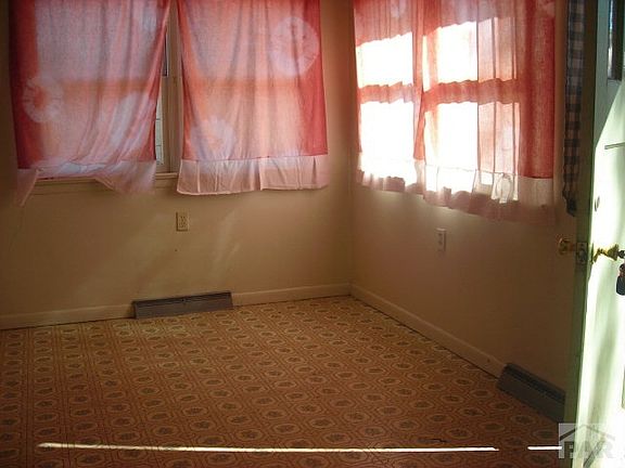 5th image of 523 Lewis Ave