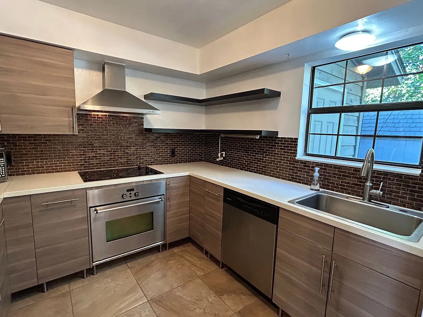 Savannah Rental With 2 Master Bedrooms With Ensuites - Conveniently Located!! $1,000 Off First Fu... — Photo 2