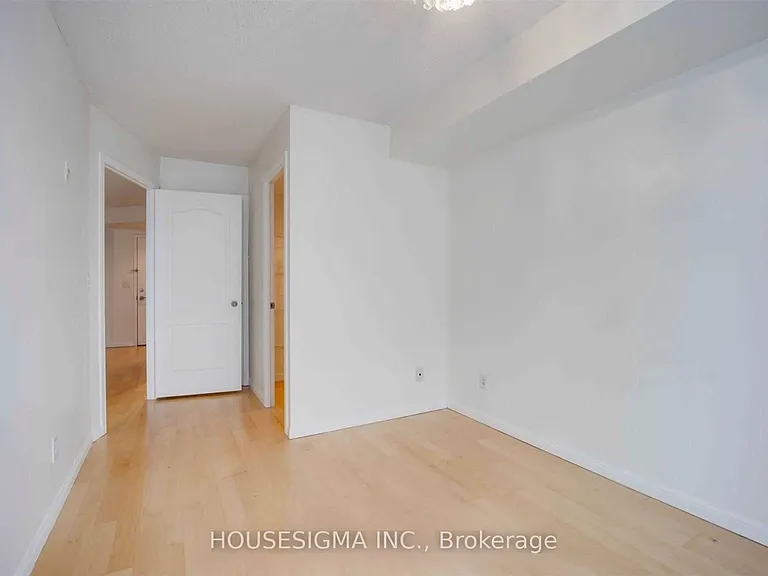 18 Stafford St #508 — Photo 12
