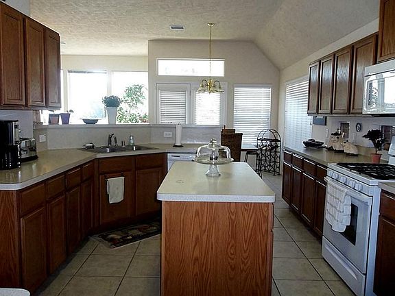 Island Kitchen - Lots of Cabinets and Lots of Countertop Space