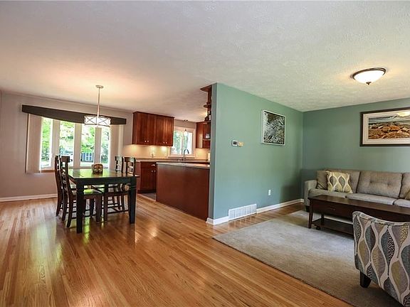 5th image of 94 Ward Ln