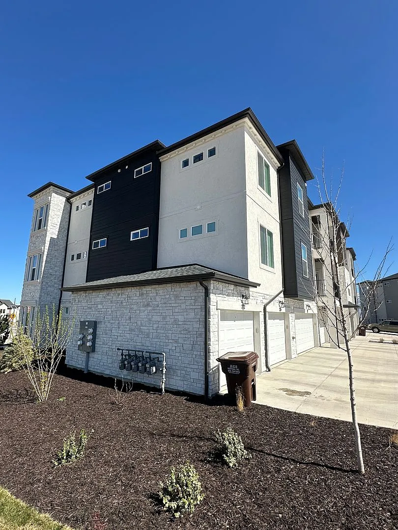 Building Photo - 6454 Pinnacle Peak Ln E #201
