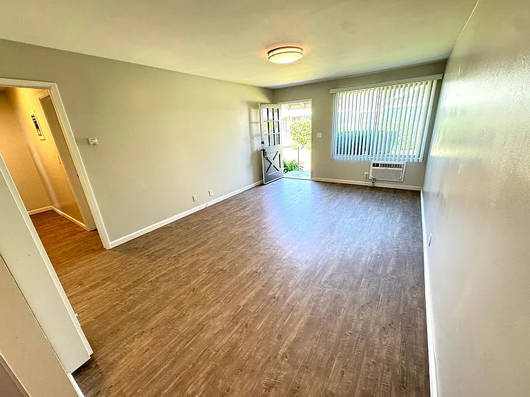 Charming 1 Bedroom unit, completely remodeled with In-Unit Washer/Dryer! — Photo 8