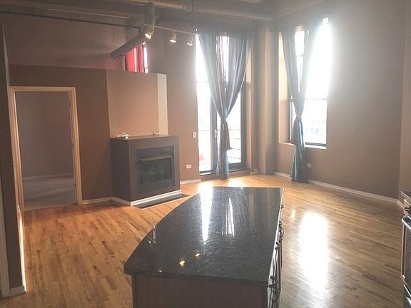 4th image of 1645 W Ogden Ave Unit 518U
