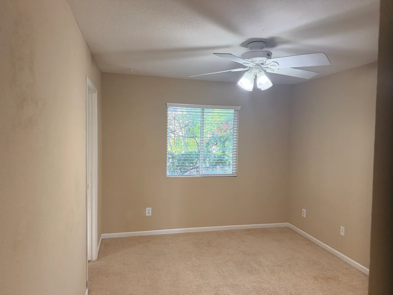 4 bed, 2602 sqft, $3,200 — Photo 2