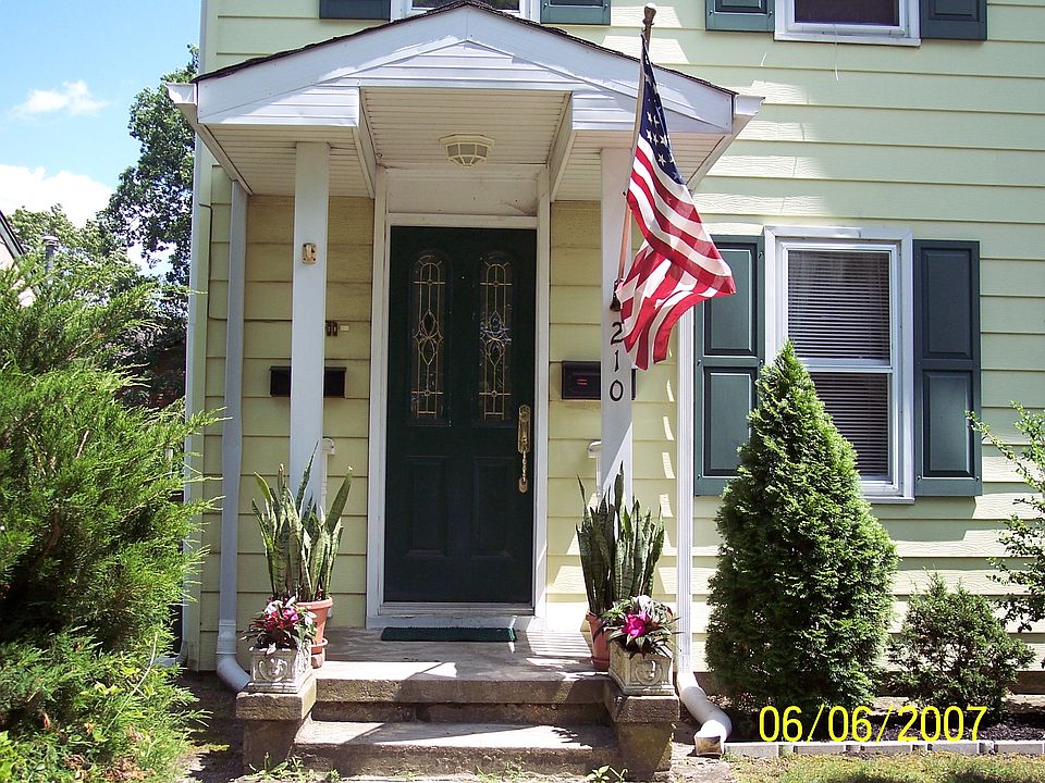 2nd image of 210 Hanthorn St